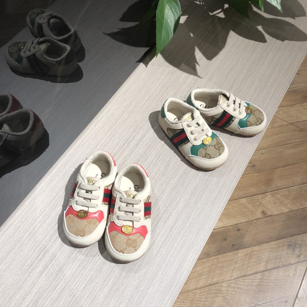 Children's shoes child